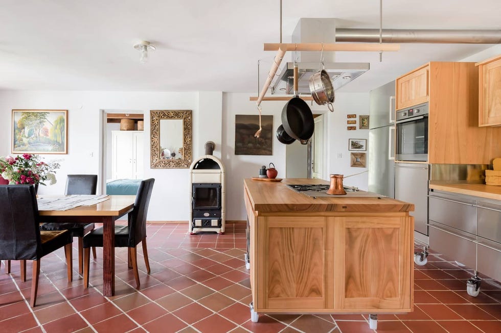 cocina con isla central de madera y office