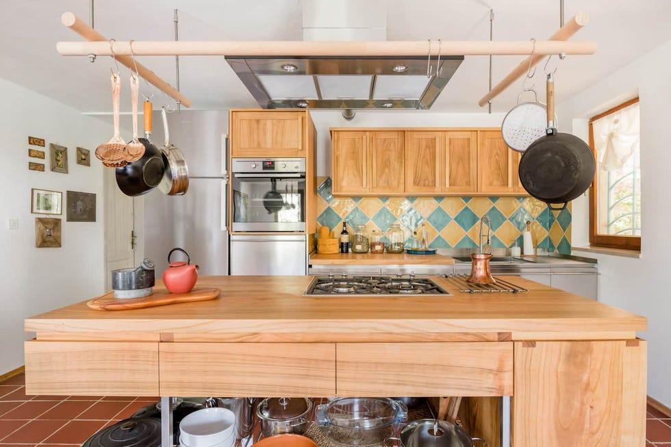 cocina rústica con isla central de madera