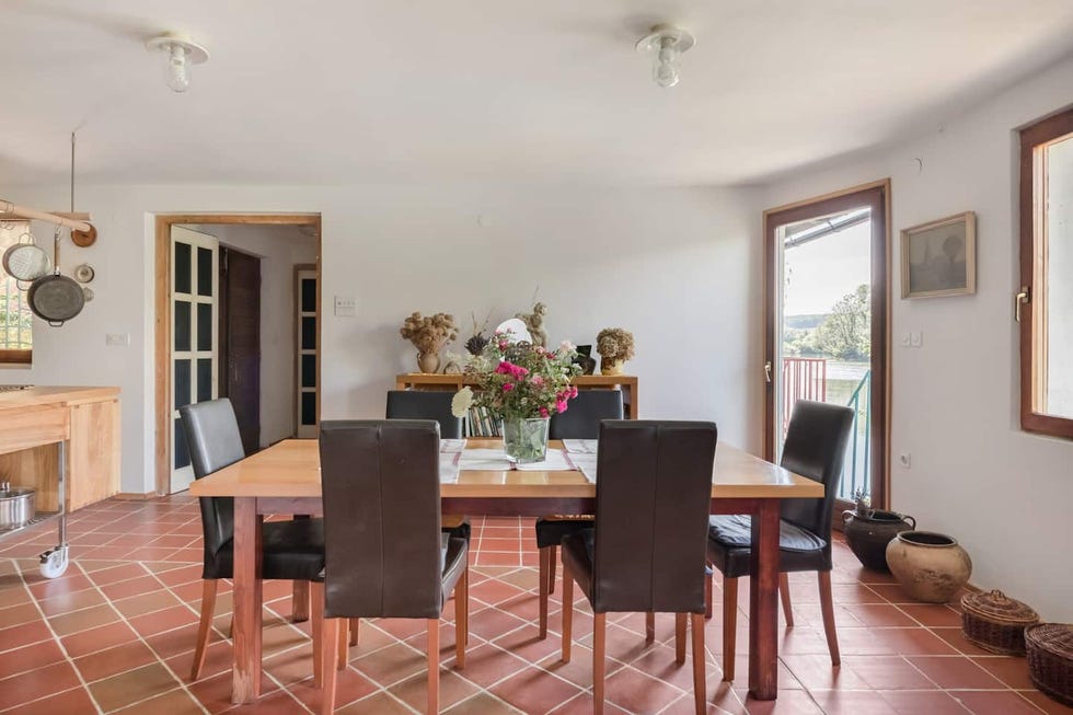 comedor rústico con mesa de madera y sillas tapizadas en piel