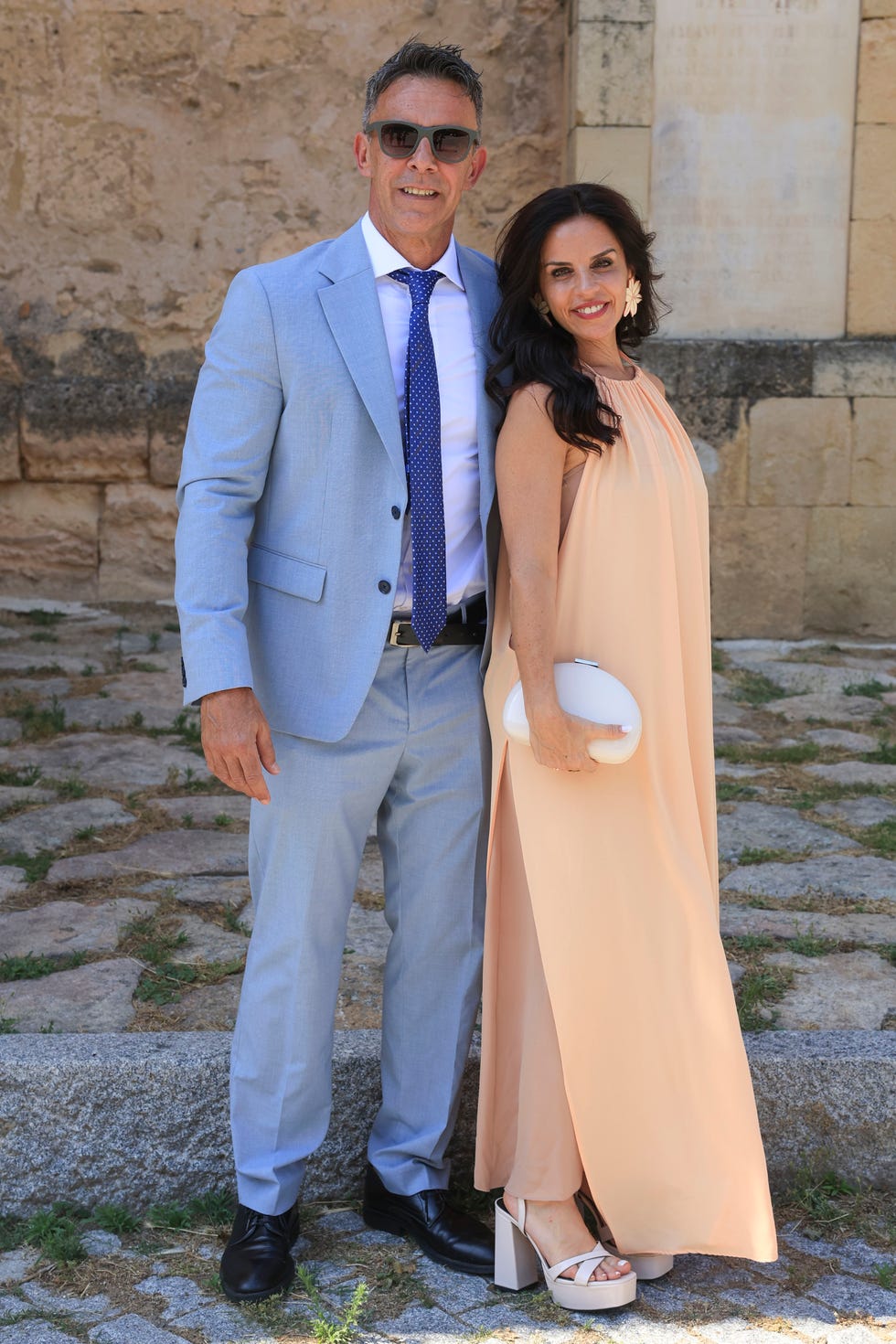 alonso caparros y su mujer angelica en los alrededores de la iglesia