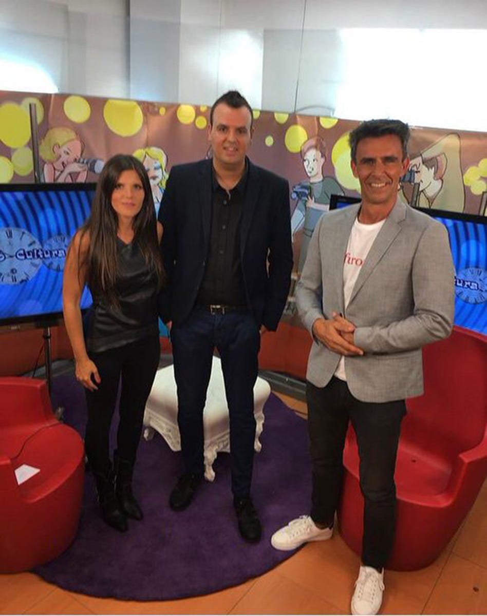 alonso caparrós junto a los presentadores de 'el trono de sensaciones' en 8tv
