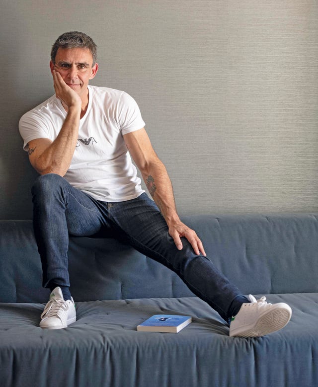 el presentador narra el infierno que vivió por culpa de las drogas en su libro un trozo de cielo azul
