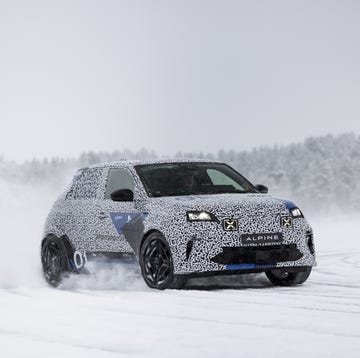 coche camuflado en la nieve