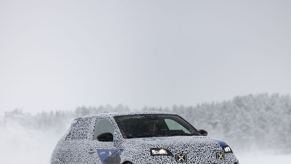 coche camuflado en la nieve