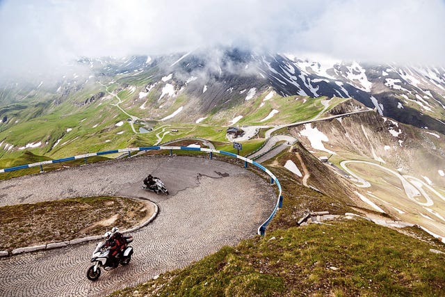 De Oostenrijkse Groglockner Hochalpenstrae zigzagt richting de Edelweispitze het hoogste uitkijkpunt De kronkelende snelweg die in 1935 werd opengesteld werd aangelegd op de sporen van oude Keltische en Romeinse wegen