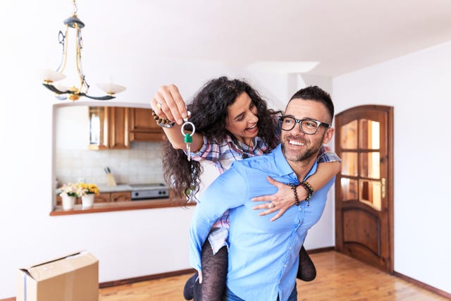 Pareja haciendo una mudanza