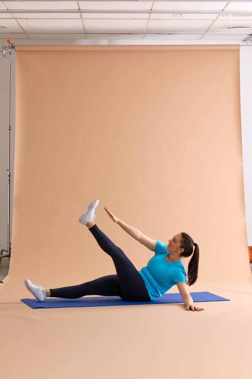 alternating straight leg jackknife person performing an exercise on a mat