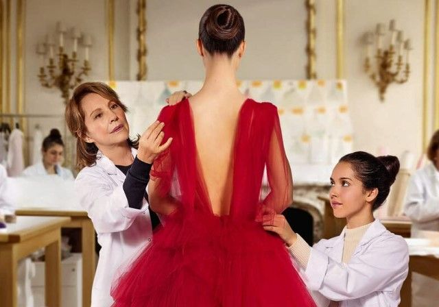 Alta Costura': Una moderna Cenicienta trabaja en la Maison Dior