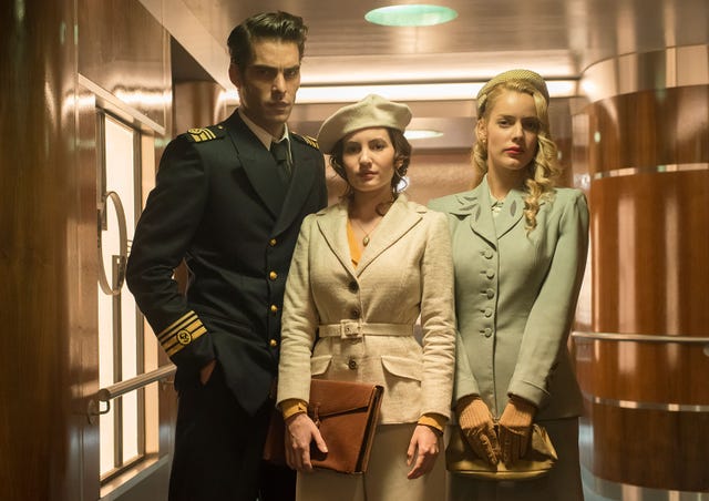 Jon Kortajarena, ivana Baquero y alejandra onieva en Alta Mar de Netflix