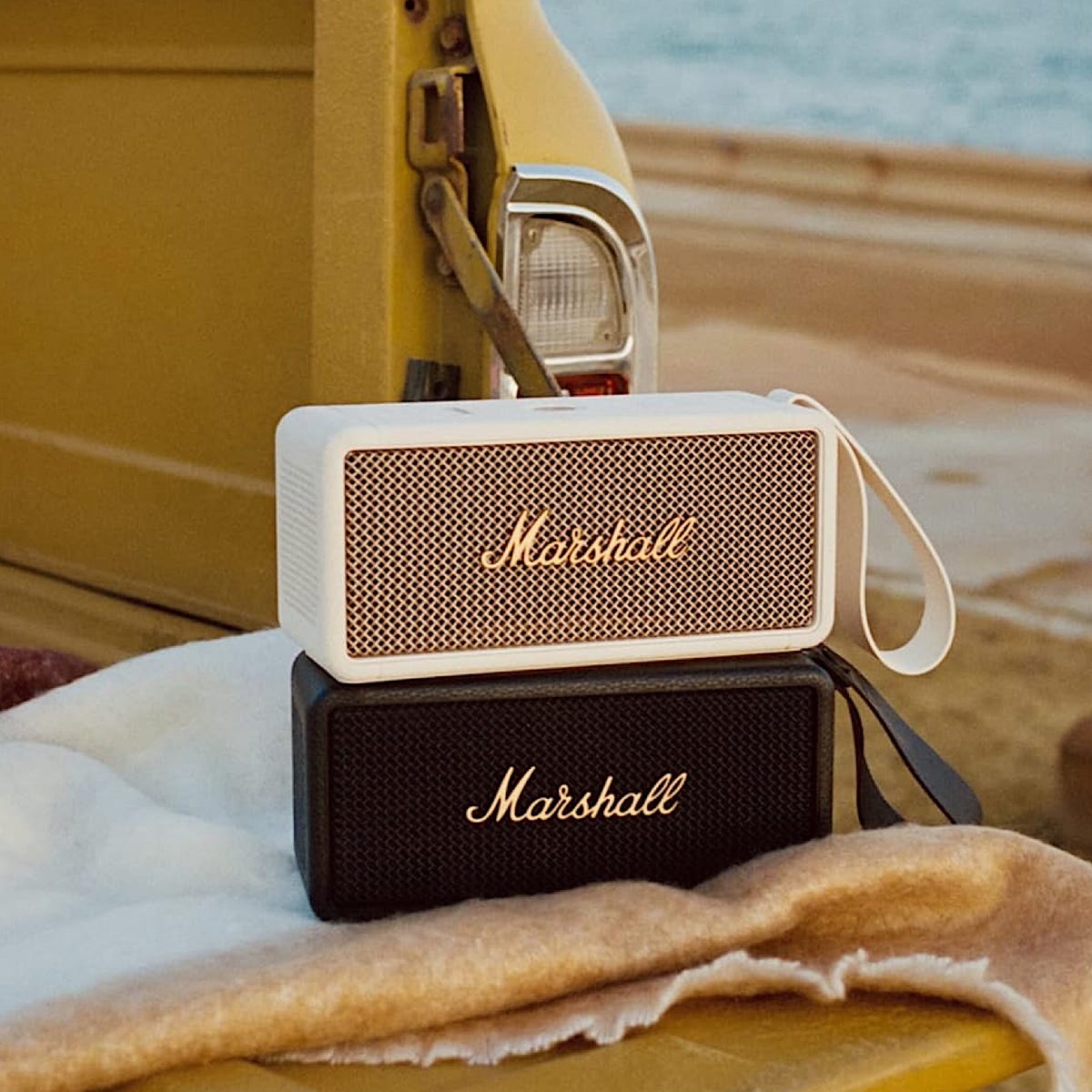 Este es el mejor altavoz portátil para llevar de viaje este verano según los expertos en tecnología: "muy cómodo y con 20 horas de batería""