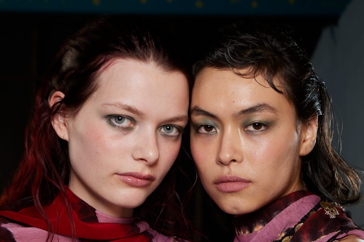 How To Get The Grunge Girl Look, AW22’s Top Beauty Trend