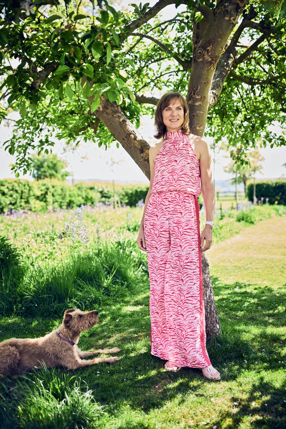 fiona bruce photographed by alun callender for country living uk in her oxfordshire garden.