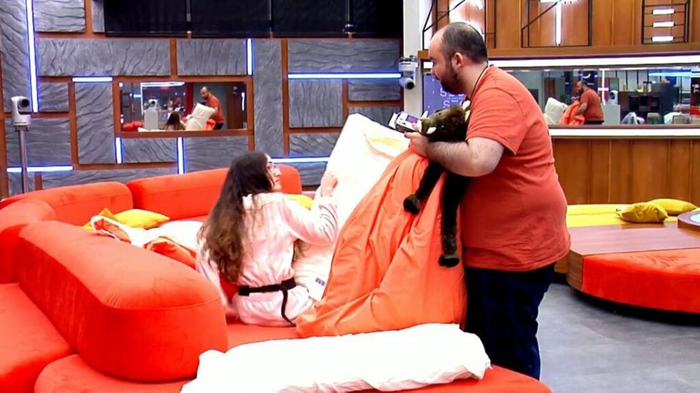 álvaro pasa una noche con carmen y tiene un detallazo con ella en secret story
