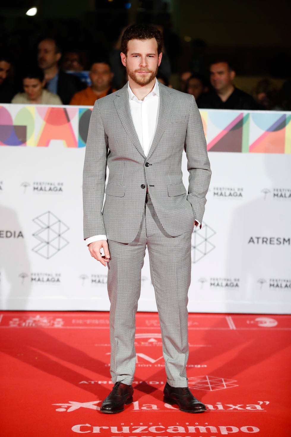 Red carpet, Suit, Carpet, Clothing, Fashion, Premiere, Event, Formal wear, Public event, Flooring, 