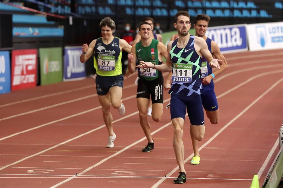 el atleta Álvaro de arriba d, campeón de españa de 800 metros, este domingo durante el campeonato de españa de atletismo en pista cubierta 