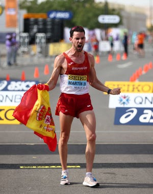 el marchador Álvaro martín celebra su plata en el mundial de marcha de 35 kilómetros