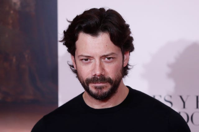 alvaro morte posando serio en un photocall