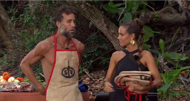Álvaro Muñoz Escassi pone en un complicado apuro a Laura Madrueño en  'Supervivientes'