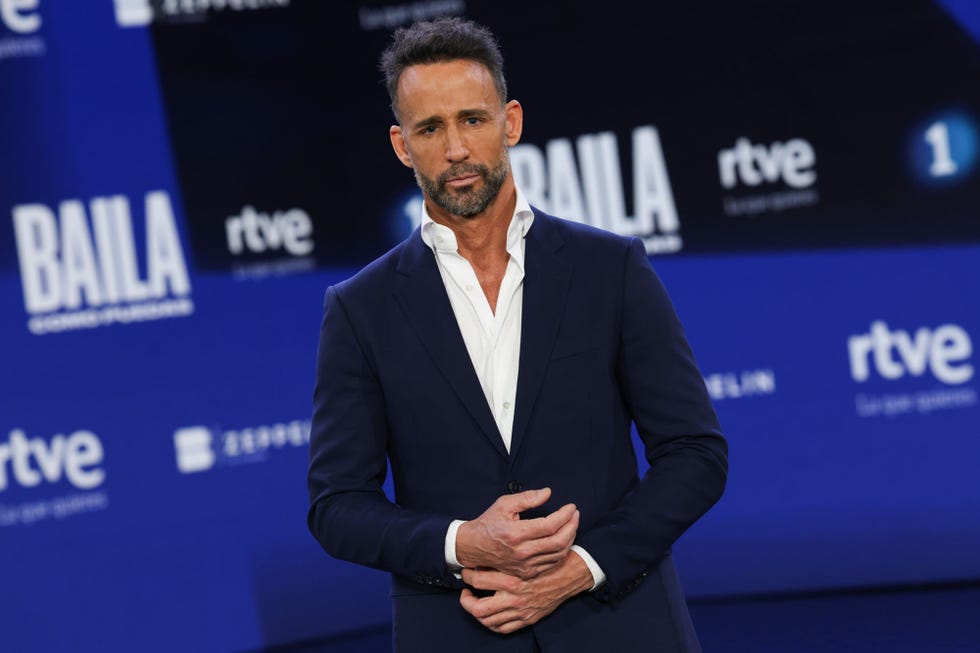 el jinete con camisa blanca y americana azul en la presentacion de 'baila como puedas'