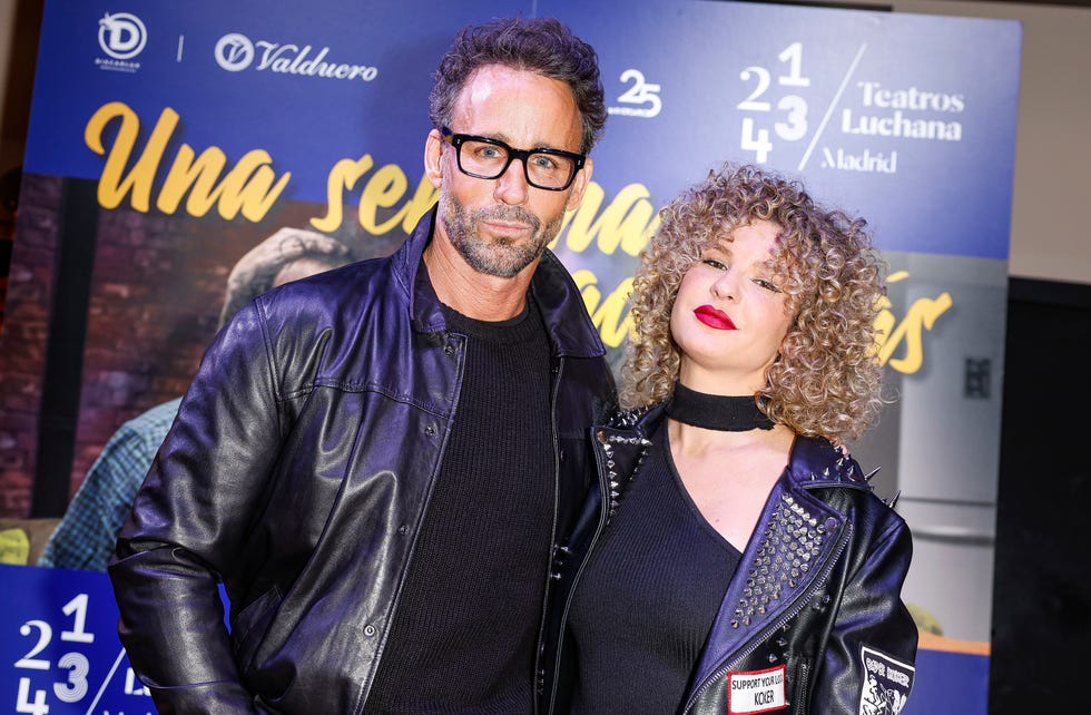 alvaro munoz escassi y sheila casas posan juntos