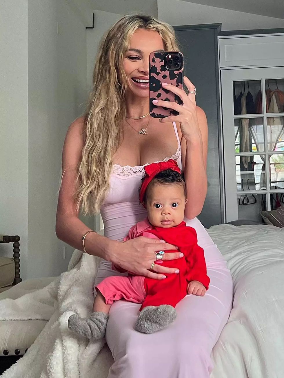 alyssa scott and daughter halo taking a mirror selfie