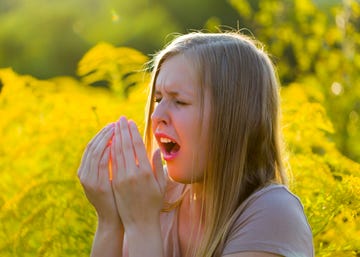 vrouw moet niezen in de zon