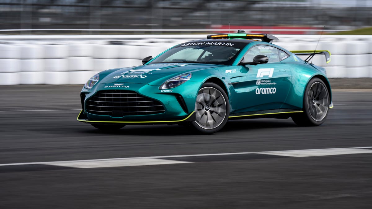 am-vantage-f1-safety-car-002-