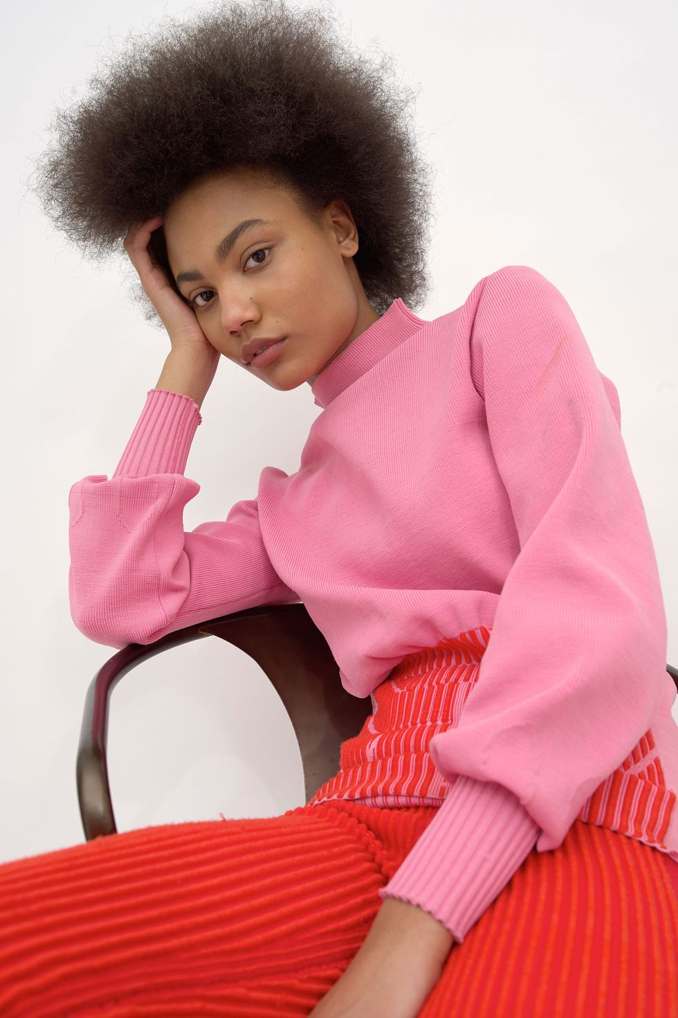 Hair, Pink, Hairstyle, Beauty, Afro, Lip, Sitting, Black hair, Neck, Model, 