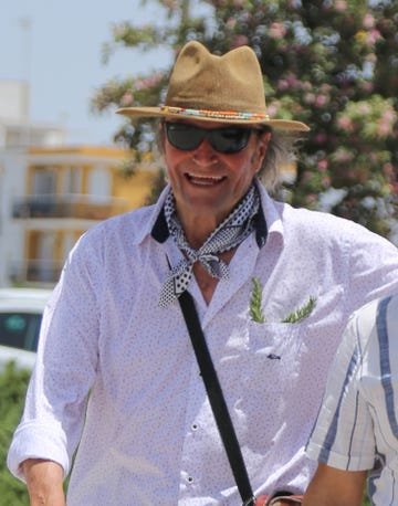 amador mohedano paseando por la calle en una foto de archivo