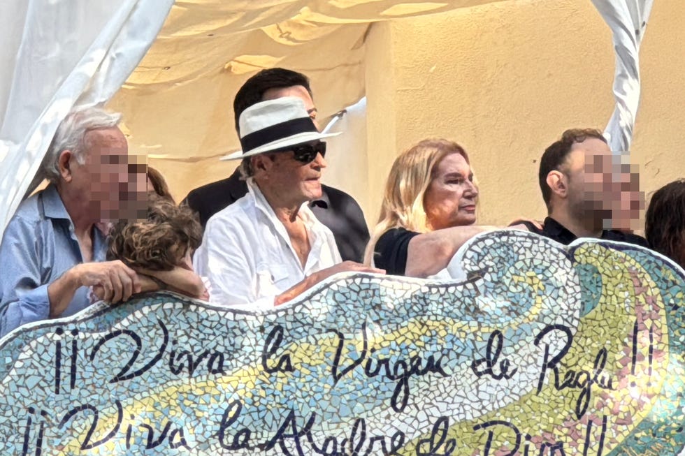 amador mohedano reaparece mejor de aspecto en la procesion de la virgen de regla en chipiona, cadiz, tras su paso por el hospital, junto a su hermana gloria mohedano