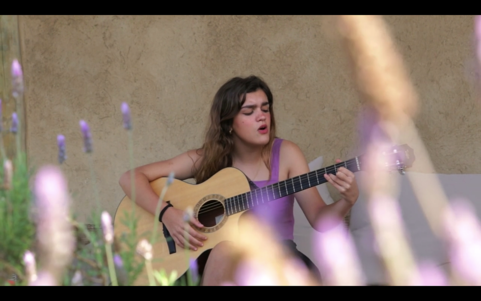 amaia durante el documental 'una vuelta al sol'