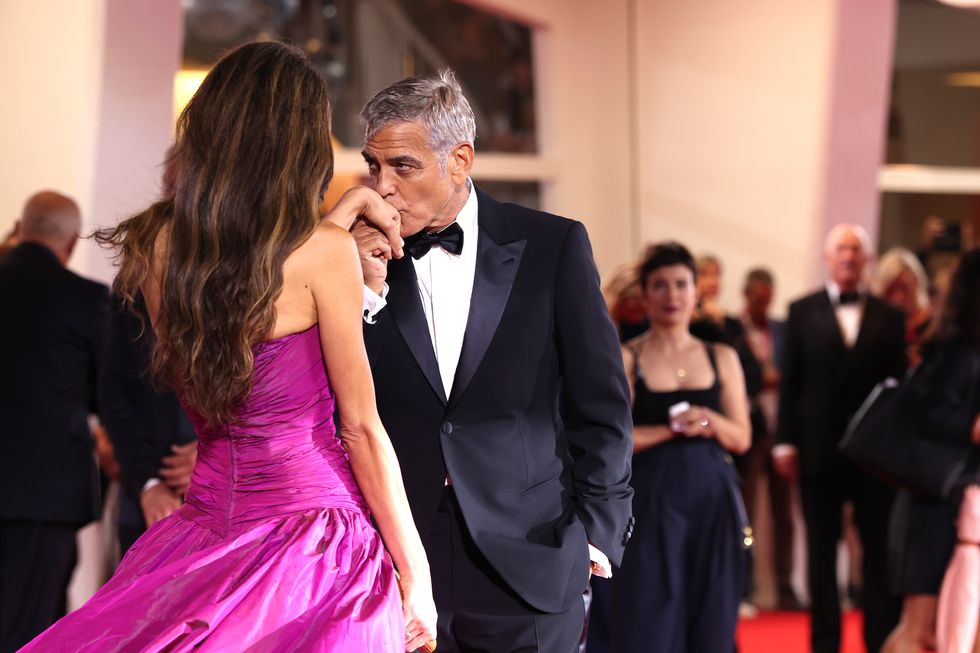 il look di amal clooney a venezia 2025