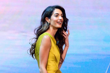 il vestito di paillette di amal clooney per l'estate 2023