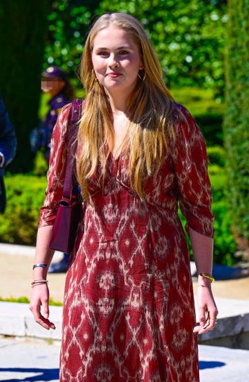 amalia de holanda con un vestido largo en tonos rojos durante su visita a madrid en abril de 2025