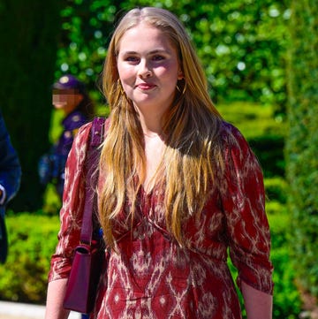 Amalia de Holanda amalia de holanda con un vestido largo en tonos rojos durante su visita a madrid en abril de 2025