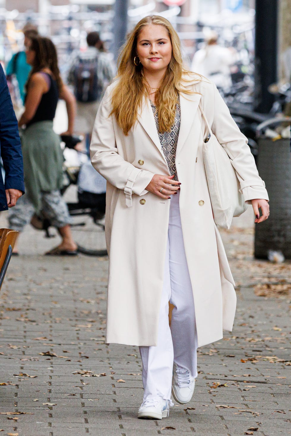 amalia de holanda con vaqueros de zara y zapatillas veja en su primer día de universidad