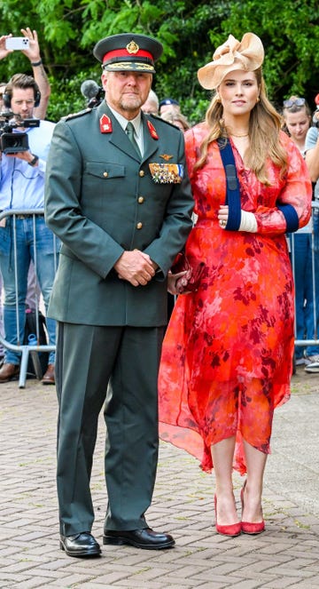 el rey guillermo de holanda, de uniforme militar, con su hija amalia con el brazo en cabestrillo