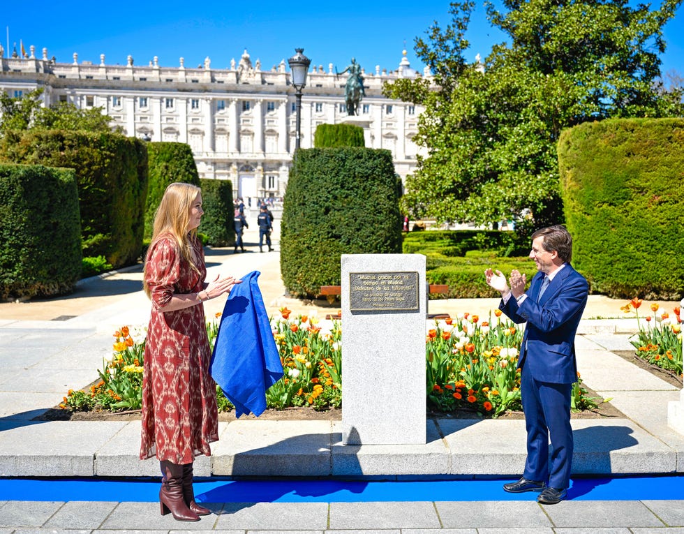 la hija mayor de los reyes de holanda y el alcalde de madrid inauguran el jardin de tulipanes