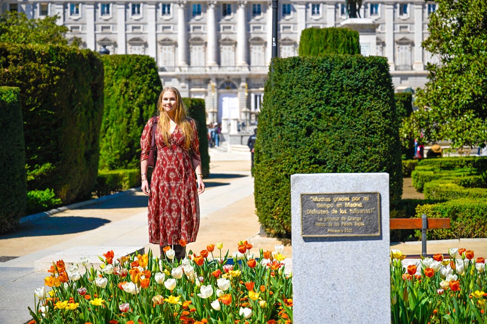 la hija de los reyes guillermo y maxima en su jardin en madrid
