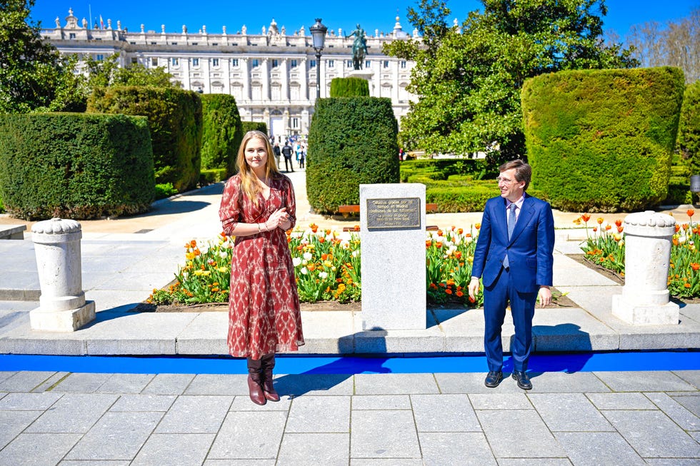 la hija mayor de los reyes de holanda y el alcalde de madrid inauguran el jardin de tulipanes