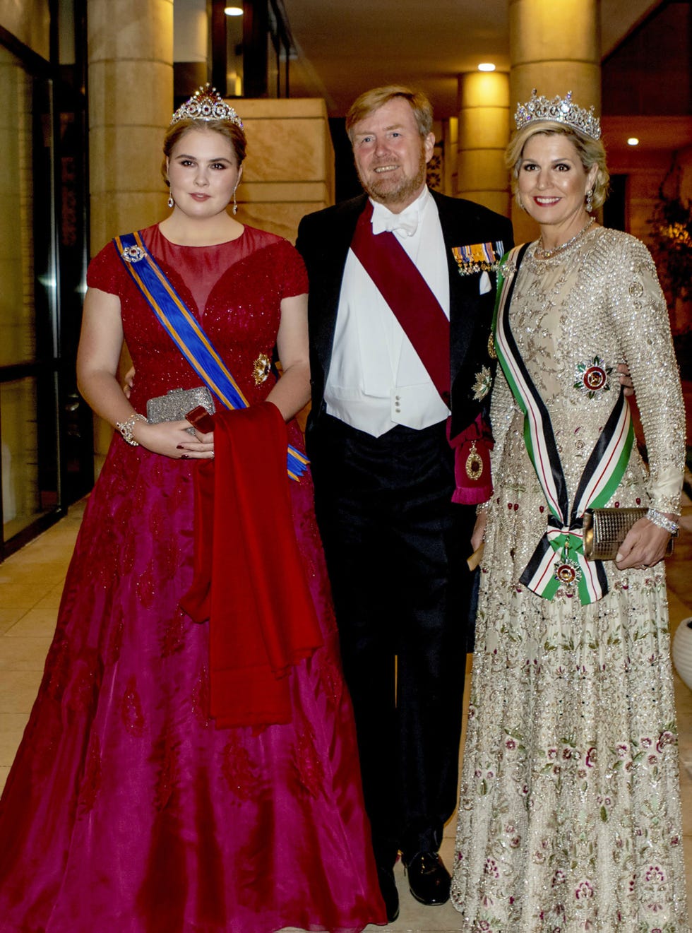 los reyes de holanda y su hija mayor en la boda de hussein de jordania
