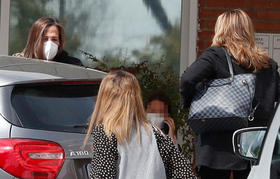amalia y celia, hermanas de ana obregón, acuden al hospital donde su madre ha recibido el alta