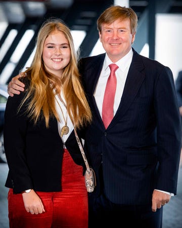 Amalia de Holanda y su padre, el rey Guillermo