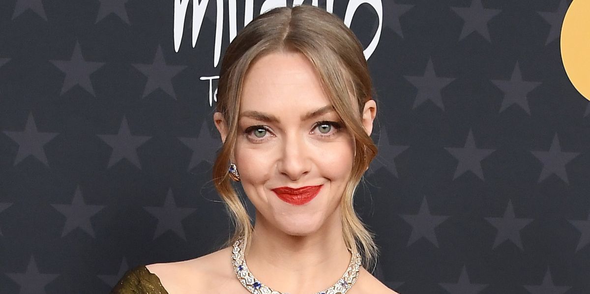 Amanda Seyfried has epic abs in the form of a cut-out, under-the-neck dress