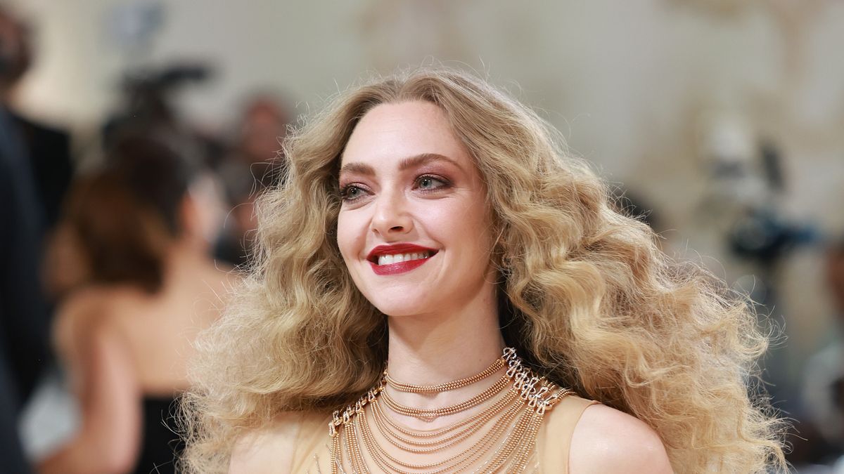1200px x 675px - Amanda Seyfried Rocks A Naked Dress And Epic Legs In Met Gala Pics