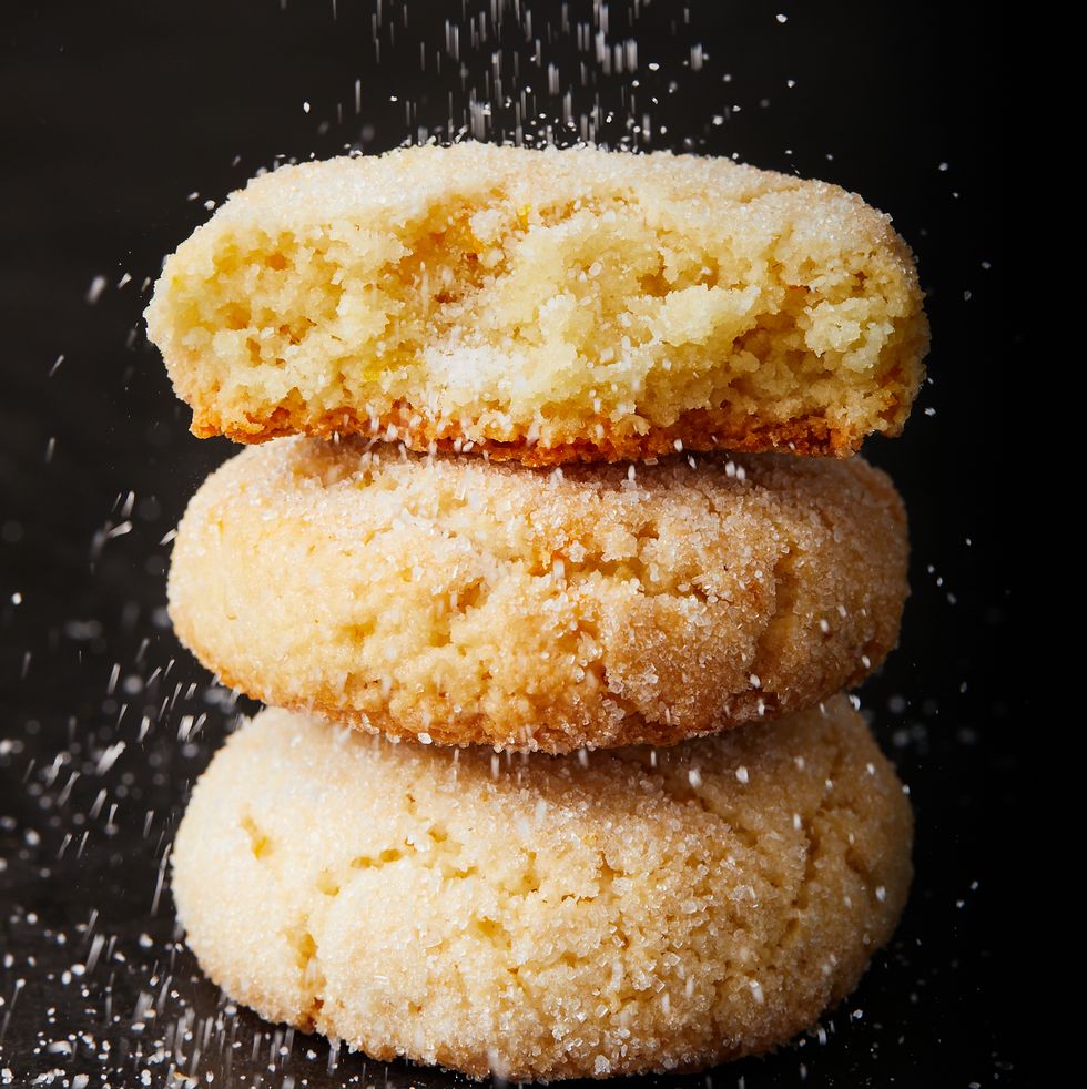 amaretti cookies dusted with powdered sugar