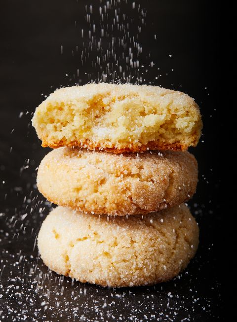 amaretti cookies dusted with powdered sugar