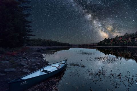 De Melkweg verlicht een herfstnacht in de Kawartha Highlands Ontario