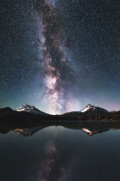 De Melkweg is geod zichtbaar boven Sparks Lake Colorado dat verscholen ligt in de Cascades Mountains