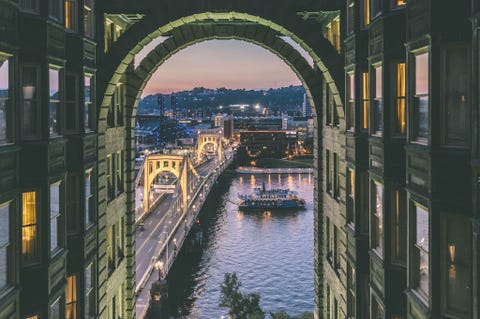 Een elegant hotel in Pittsburgh Pennsylvania kijkt uit over de Allegheny River en het thuishonk van het baseballteam van de stad de Pirates